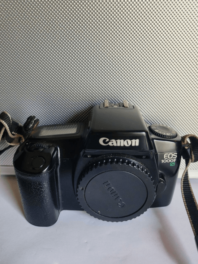 Canon EOS 1000F N